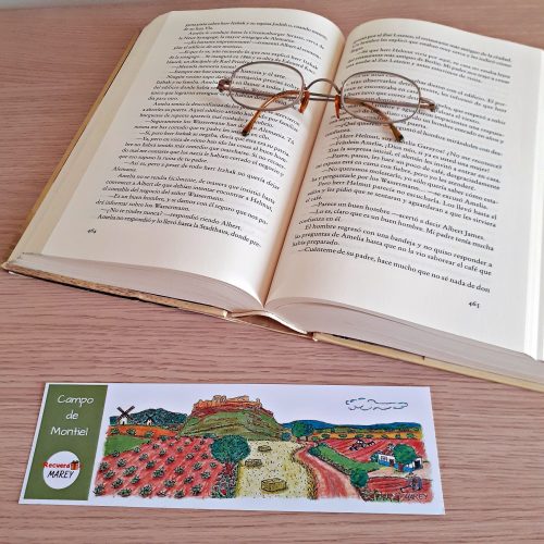 Marcapáginas con una ilustración hecha a mano dedicado al Campo de Montiel con un libro