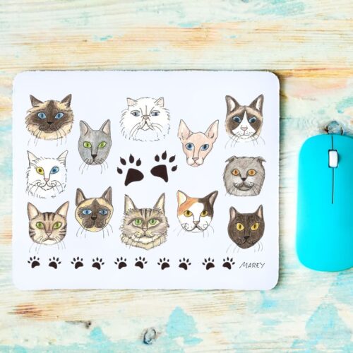 Alfombrilla para el ratón del ordenador con un diseño dedicado a los gatos.