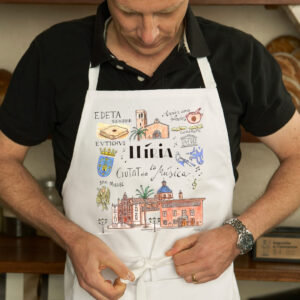 Delantal con un diseño artesanal dedicado a Llíria (Valencia).