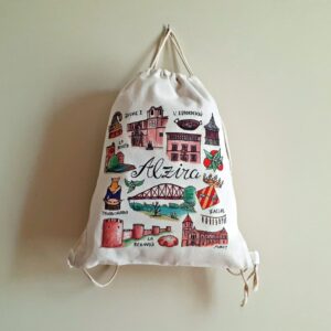 Mochila con una ilustración artesanal dedicada a Alzira