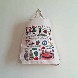 Mochila con una ilustración artesanal dedicada a la Feria del Pimiento de Villanueva de los Infantes.