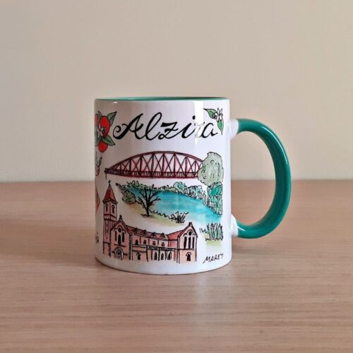 Taza de cerámica de colores con una ilustración artesanal dedicada a Alzira.