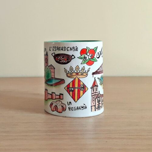 Taza de cerámica de colores con una ilustración artesanal dedicada a Alzira, vista lateral.