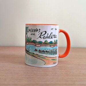 Taza de cerámica de colores con una ilustración artesanal dedicada al entorno de las Lagunas de Ruidera