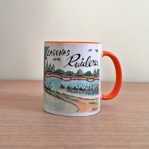 Taza de cerámica de colores con una ilustración artesanal dedicada al entorno de las Lagunas de Ruidera