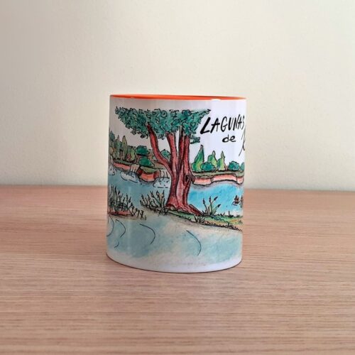 Taza de cerámica de colores con una ilustración artesanal dedicada al entorno de las Lagunas de Ruidera vista lateral