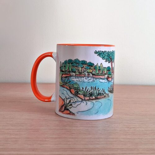 Taza de cerámica de colores con una ilustración artesanal dedicada al entorno de las Lagunas de Ruidera vista trasera