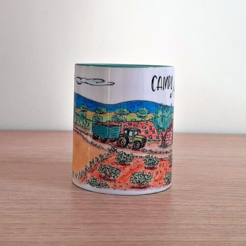 Taza de cerámica de colores con una ilustración artesanal dedicada al campo manchego vista lateral