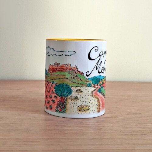 Taza de cerámica de colores con una ilustración artesanal dedicada al Campo de Montiel vista lateral