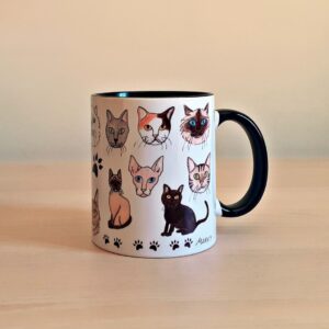 Taza de cerámica de colores con una ilustración artesanal dedicada a los gatos