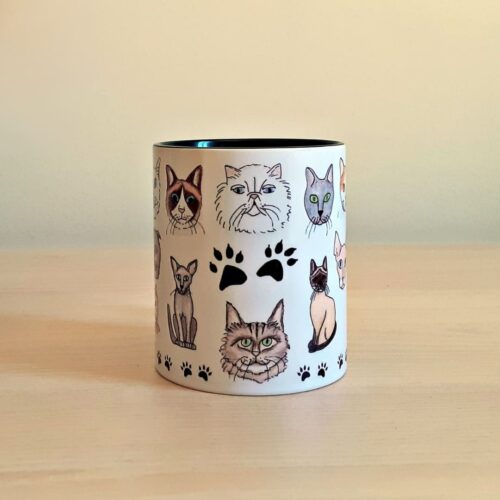 Taza de cerámica de colores con una ilustración artesanal dedicada a los gatos vista lateral