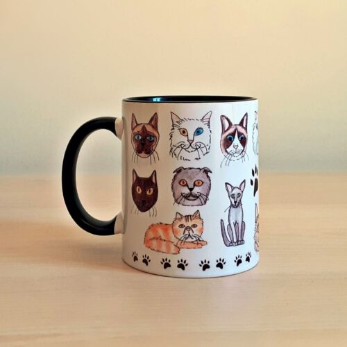 Taza de cerámica de colores con una ilustración artesanal dedicada a los gatos vista trasera