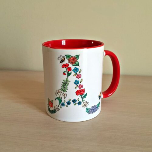 Taza de cerámica de colores con una ilustración artesanal dedicada a la inicial A