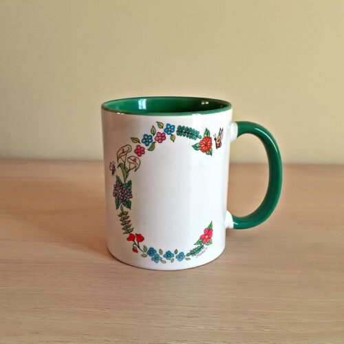 Taza de cerámica de colores con una ilustración artesanal dedicada a la inicial C