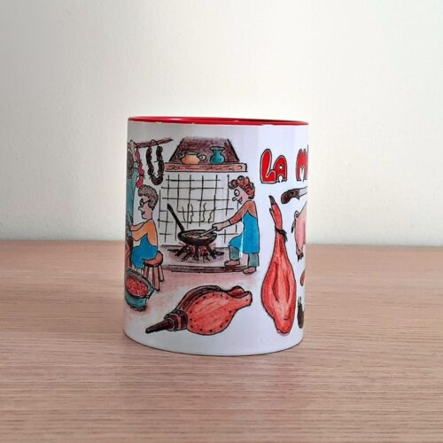 Taza de cerámica de colores con una ilustración artesanal dedicada a la matanza del cerdo vista lateral