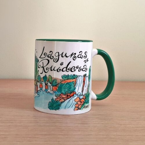 Taza de cerámica de colores con una ilustración artesanal dedicada a las Lagunas de Ruidera