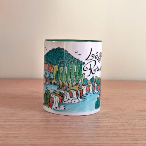 Taza de cerámica de colores con una ilustración artesanal dedicada a las Lagunas de Ruidera vista lateral