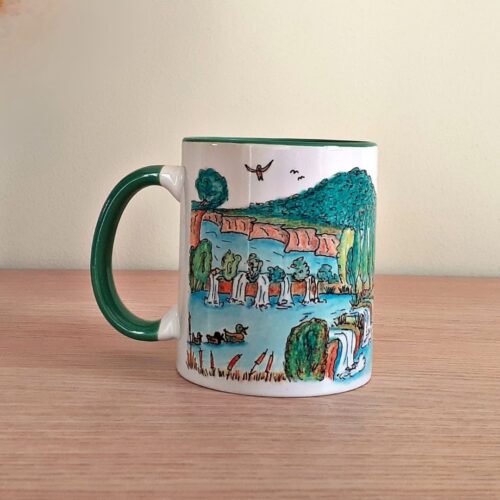 Taza de cerámica de colores con una ilustración artesanal dedicada a las Lagunas de Ruidera vista trasera