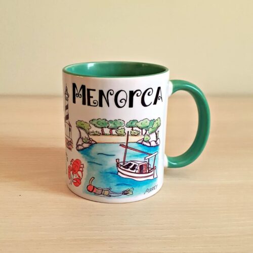 Taza de cerámica de colores con una ilustración artesanal dedicada a Menorca