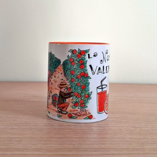 Taza de cerámica de colores con una ilustración artesanal dedicada a la naranja valenciana, vista lateral