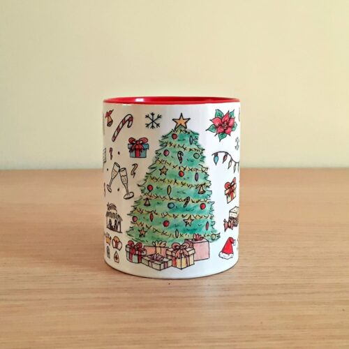Taza de cerámica de colores con una ilustración artesanal dedicada a la Navidad vista lateral