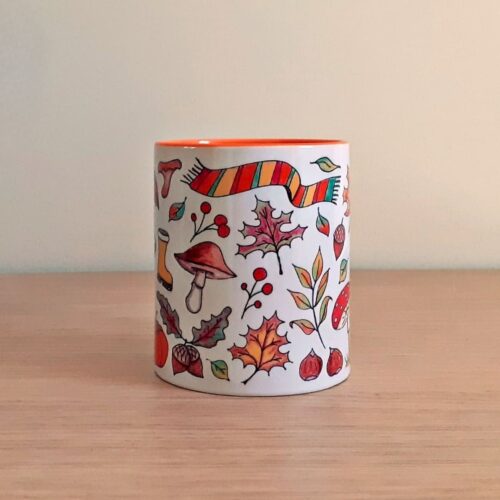 Taza de cerámica de colores con una ilustración artesanal dedicada al otoño vista lateral
