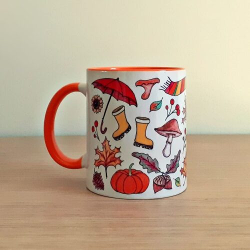 Taza de cerámica de colores con una ilustración artesanal dedicada al otoño vista trasera