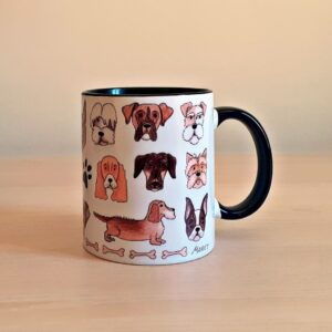 Taza de cerámica de colores con una ilustración artesanal dedicada a los perros