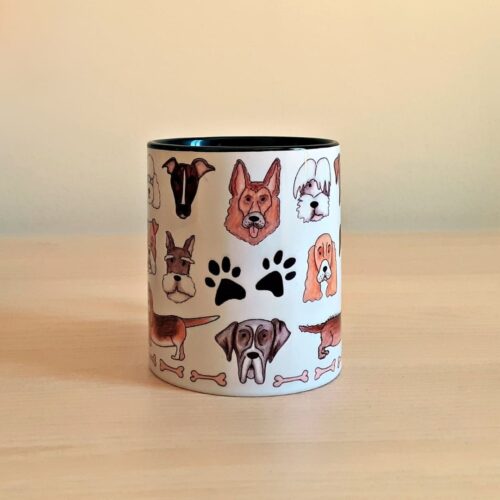 Taza de cerámica de colores con una ilustración artesanal dedicada a los perros vista lateral