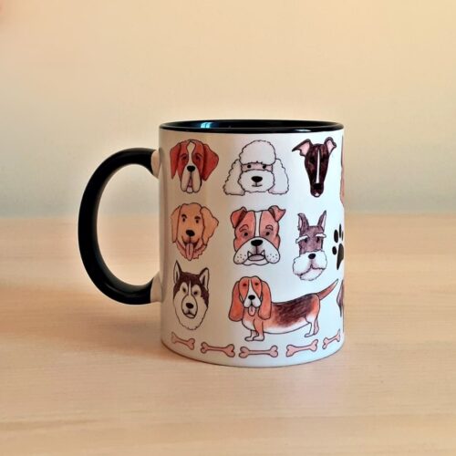 Taza de cerámica de colores con una ilustración artesanal dedicada a los perros vista trasera