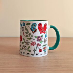 Taza de cerámica de colores con una ilustración artesanal dedicada a la primavera