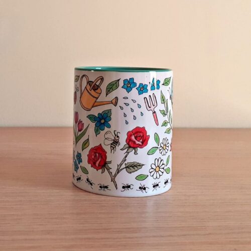 Taza de cerámica de colores con una ilustración artesanal dedicada a la primavera vista lateral