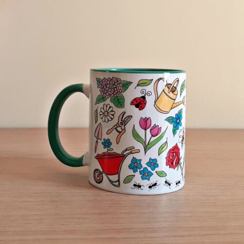 Taza de cerámica de colores con una ilustración artesanal dedicada a la primavera vista trasera