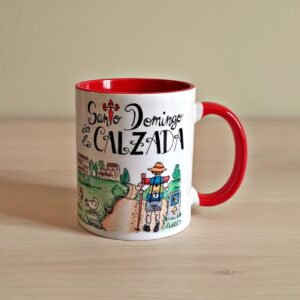 Taza de cerámica de colores con una ilustración artesanal dedicada a los peregrinos de Santo Domingo de la Calzada