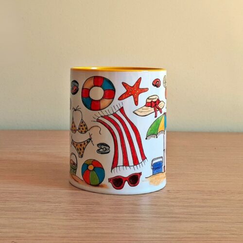 Taza de cerámica de colores con una ilustración artesanal dedicada al verano vista lateral
