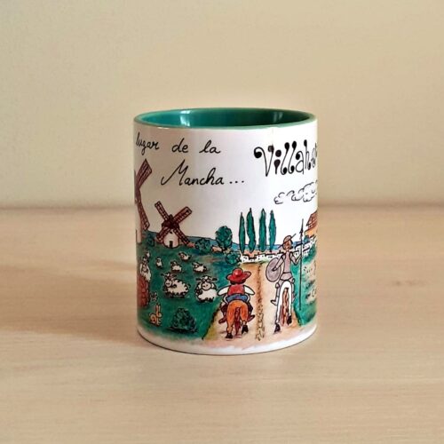 Taza de cerámica de colores con una ilustración artesanal dedicada al Quijote por su paso por Villahermosa vista lateral