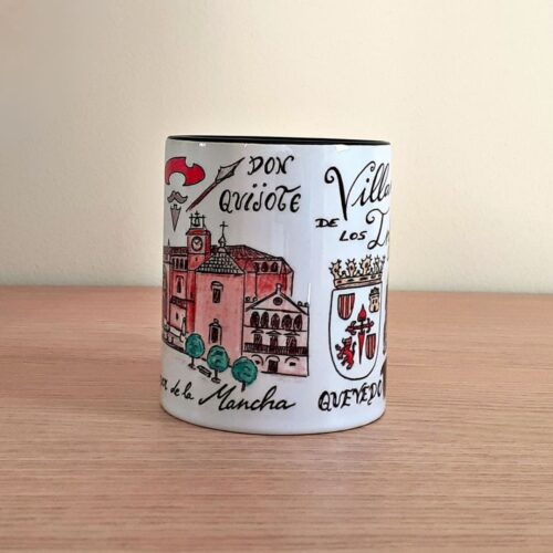Taza de cerámica de colores con una ilustración artesanal dedicada a Villanueva de los Infantes vista lateral