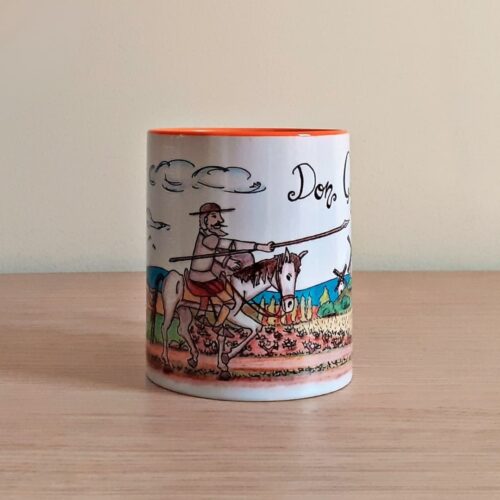 Taza de cerámica de colores con una ilustración artesanal dedicada a Don Quijote de La Mancha vista lateral
