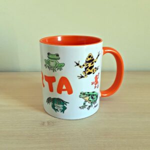 Taza de cerámica de colores con una ilustración artesanal personalizada con tu nombre
