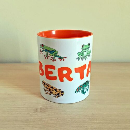 Taza de cerámica de colores con una ilustración artesanal personalizada con tu nombre vista lateral