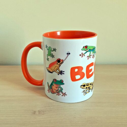 Taza de cerámica de colores con una ilustración artesanal personalizada con tu nombre vista trasera