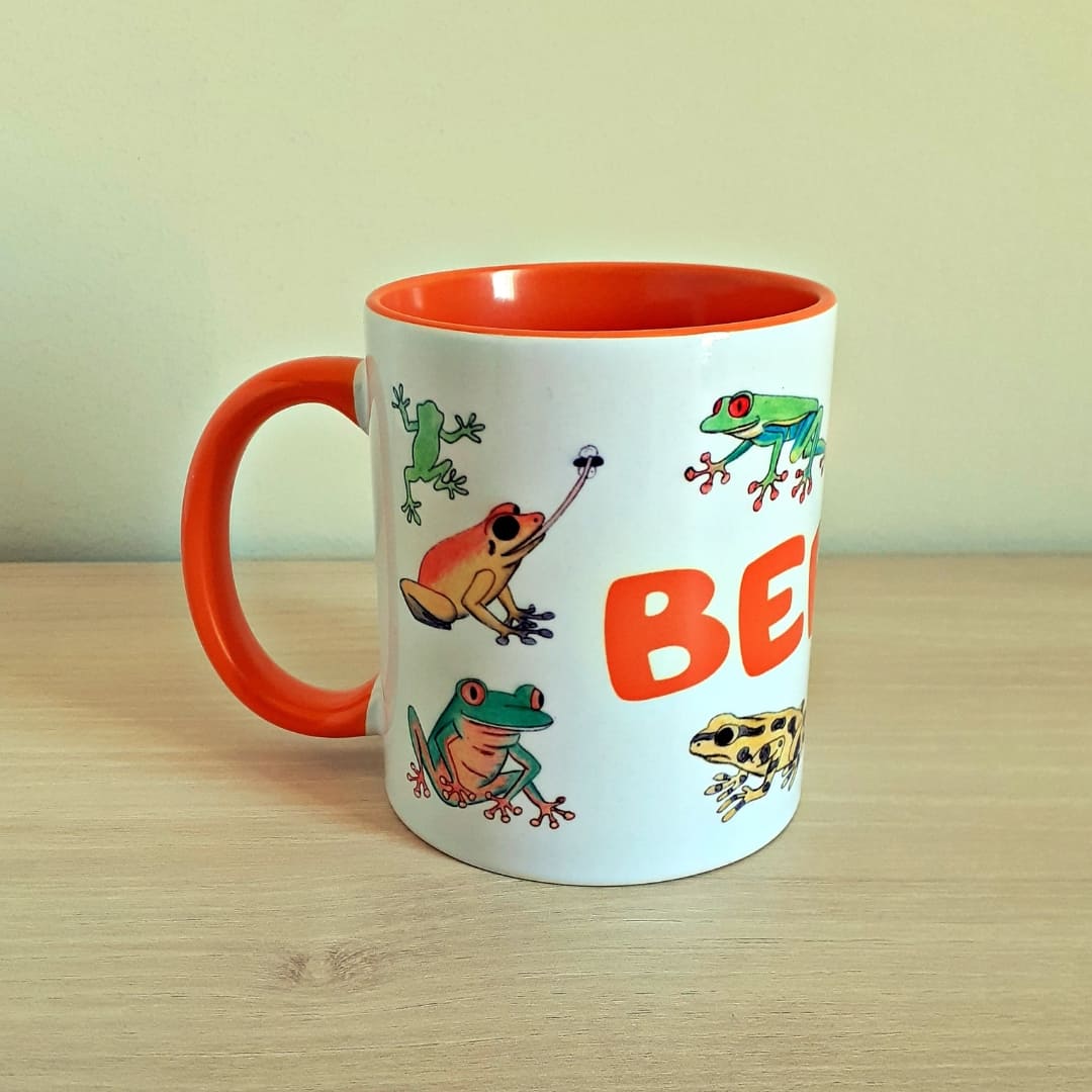 Taza de cerámica de colores con una ilustración artesanal personalizada con tu nombre vista trasera