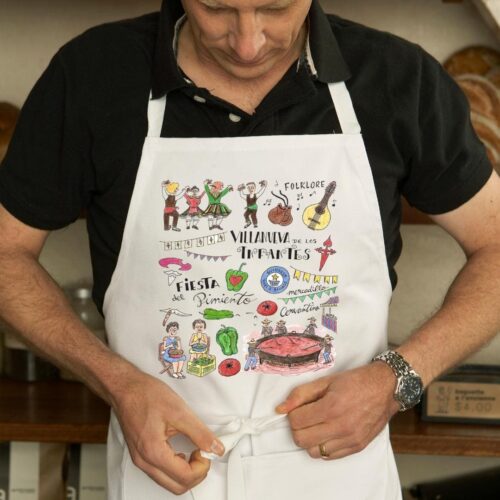 Delantal con un diseño artesanal dedicado a la Feria del Pimiento de Villanueva de los Infantes