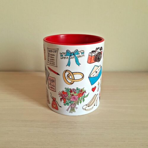 Taza de cerámica de colores con una ilustración artesanal dedicada a las bodas vista lateral