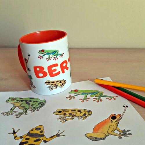 Diseño de taza de cerámica de colores con una ilustración artesanal personalizada con tu nombre