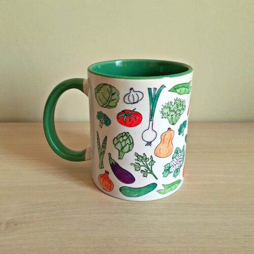 Taza de cerámica de colores con una ilustración artesanal dedicada a las verduras de la huerta vista trasera
